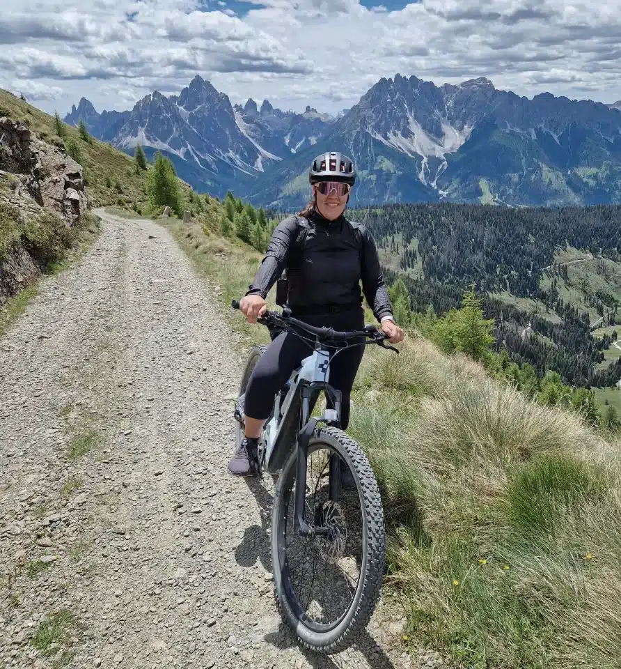 Ella Neff auf dem E-Mountainbike auf einem Schotterweg in den Bergen