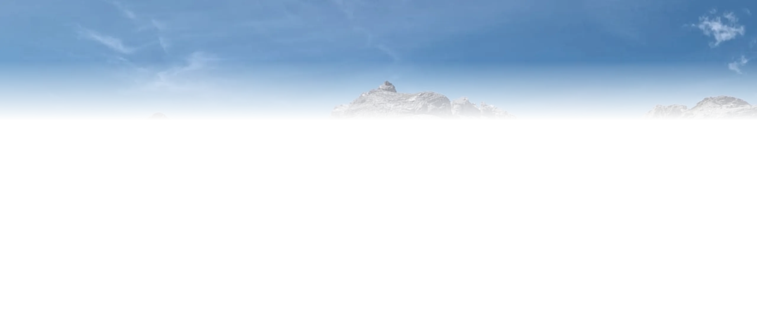 Heller Himmelsverlauf über den Berggipfeln